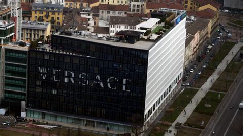 Versace, Capri Holdings valuta la vendita: tutte le opzioni, le 